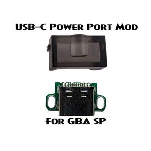 Könnte beinhalten: Ein schwarzer USB-C-Stromanschluss-Mod für einen Game Boy Advance SP. Der Mod enthält eine schwarze Kunststoffabdeckung und eine grüne Platine mit einem USB-C-Anschluss.