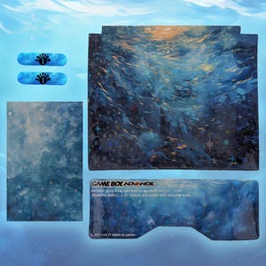 Könnte beinhalten: Ein Game Boy Advance SP-Box-Set mit einem blau-goldenen Ozean-Design. Enthält eine Game Boy Advance SP-Box, zwei Edition 1-Aufkleber und eine passende Boxabdeckung. Auf der Box steht "GAME BOY ADVANCE SP".