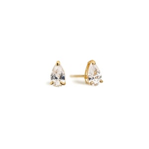Pequeno par de brincos de ouro 14K sobre brincos de prata esterlina, brincos de pino, brincos de diamante, ouro 14K sobre par de brincos