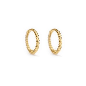 Brincos pequenos de corda Huggie em ouro 14K