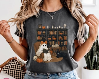 Comfort Colors® Cute Ghost Reading Books Shirt For Halloween Book Lover Gift For Reading Teacher Spooky Cute Retro Cute Ghost Lovers T-Shirt