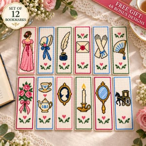 Puede incluir: Un conjunto de 12 marcapáginas rectangulares de punto de cruz con varios diseños, incluyendo una persona con vestido rosa, un bonete, una pluma, un sobre, guantes, un abanico, rosas, una taza, una tetera, un camafeo, una vela, un espejo y un carruaje.