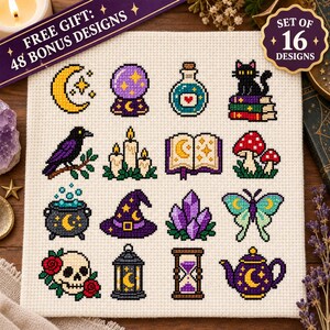 Peut inclure: Un motif de point de croix sur tissu blanc présentant 16 icônes mystiques distinctes, dont un croissant de lune, une boule de cristal, une fiole, un chat noir sur des livres, un corbeau, des bougies, un livre ouvert, des champignons, un chaudron, un chapeau de sorcière, des cristaux, un papillon, un crâne, une lanterne, un sablier et une théière.