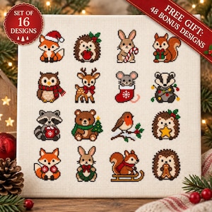 Puede incluir: Un conjunto de patrones de punto de cruz con 16 diseños individuales de animales del bosque con atuendos festivos, incluyendo zorros, erizos, un ciervo, un búho, un ratón en un calcetín, un tejón con luces, un oso, un petirrojo y una ardilla en un trineo.