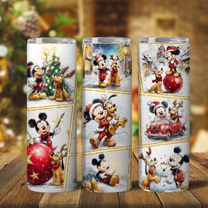 Op de afbeelding: Drie witte geïsoleerde bekers met een feestelijk kerstthema. Elke beker heeft een collage van Mickey Mouse, Pluto en rendier illustraties in winterse scènes. Gouden glitter accenten omlijsten de panelen.