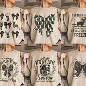 Op de afbeelding: Zes verschillende ontwerpen van beige sweatshirts met camouflage-boogsjablonen en jacht-thema tekst. De ontwerpen omvatten "Deserted Hunters' Wives Social Club", "Hello Hunting Season Goodbye Husband", "I'm Into Fitness Fit'ness Deer In My Freezer", en drie ontwerpen met camouflage-bogen.