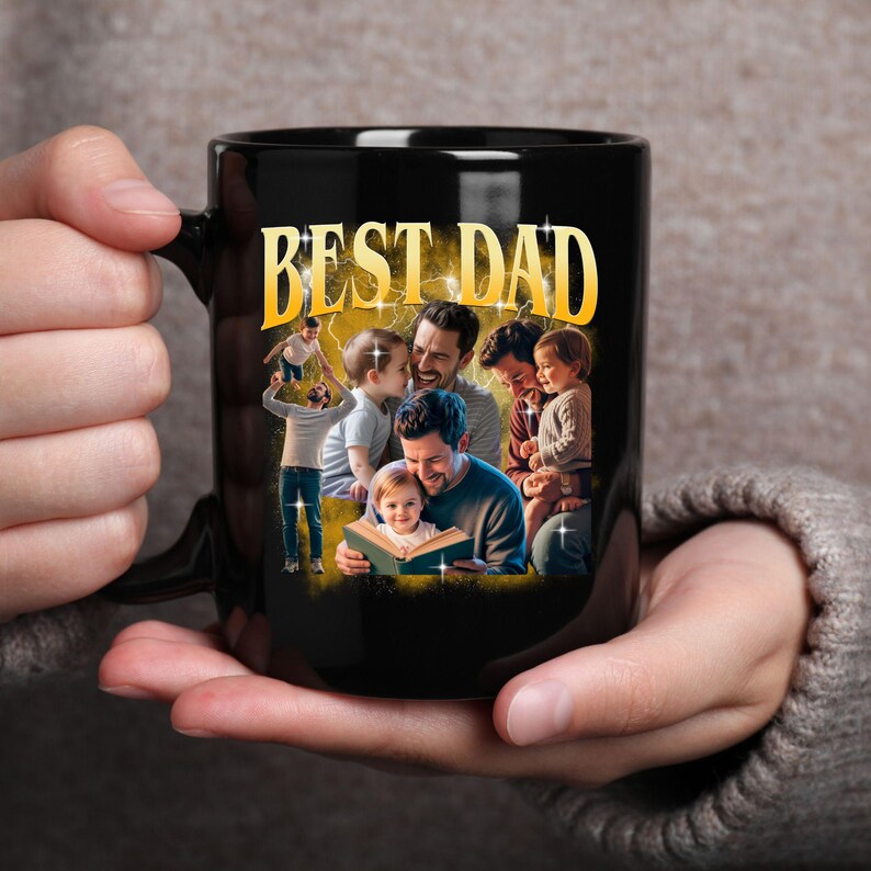 Pu&ograve; includere: Tazza in ceramica nera con la scritta "BEST DAD" in lettere dorate e un collage di immagini di un padre con i suoi figli. La tazza &egrave; tenuta da una persona.