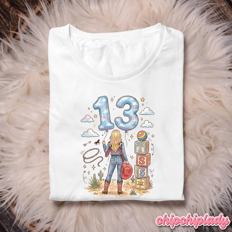Pu&ograve; includere: Una t-shirt bianca con la grafica di una persona dai capelli biondi che indossa un completo in denim e stivali da cowboy. Il design include il numero 13 in carattere a palloncino blu, un lazo, cactus e una pila di blocchi con le lettere T, S, S.