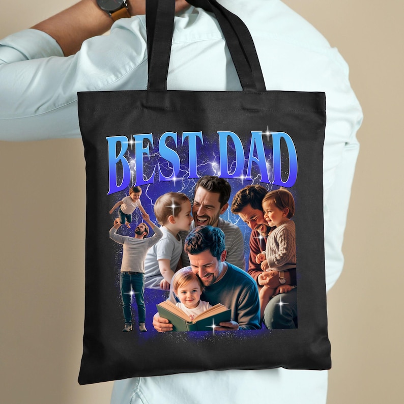 Pu&ograve; includere: Borsa tote nera con la scritta "BEST DAD" in blu e bianco. La borsa presenta un collage di immagini di un padre con i suoi figli. Le immagini mostrano il padre che interagisce con i suoi figli.
