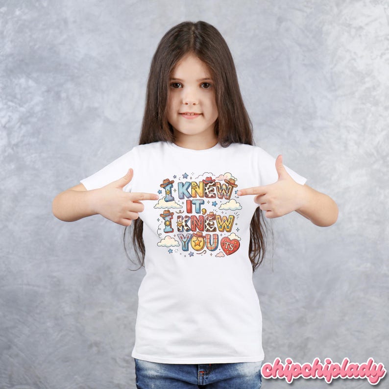 K&ouml;nnte beinhalten: Ein wei&szlig;es Kurzarm-T-Shirt mit einem bunten Grafikdruck und dem Text I KNEW IT, I KNEW YOU TS. Das Design zeigt Cowboyh&uuml;te, Sterne, Wolken und Herzformen in verschiedenen Mustern wie Kuhfell-Optik und Denim-Texturen.