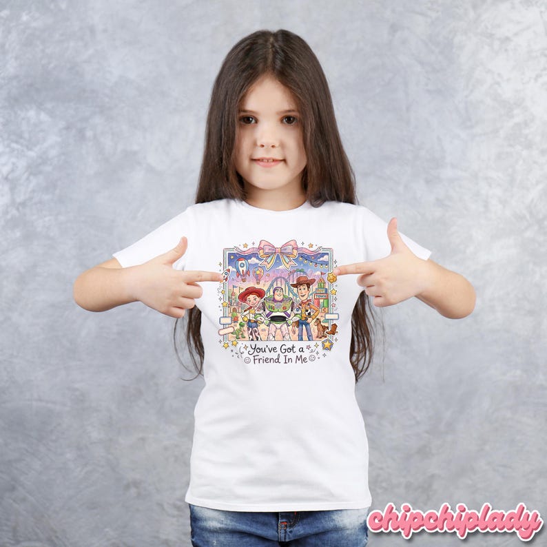 Peut inclure: T-shirt blanc avec une illustration color&eacute;e des personnages de Toy Story, dont Buzz l'&Eacute;clair, Woody et Jessie. Le design comprend le texte "You've got a Friend In Me".
