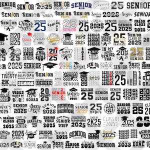 Puede incluir: Una descarga digital de 50 diseños de graduación en blanco y negro con el año 2025 y la palabra "Senior". Los diseños incluyen varios textos, gráficos y logotipos.