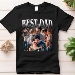 Pu&ograve; includere: T-shirt nero con la scritta "BEST DAD" in un font sfumato argento. La maglietta presenta un collage di immagini che raffigurano un padre con i suoi figli. Le immagini mostrano un padre che legge a un bambino e gioca con i suoi figli.