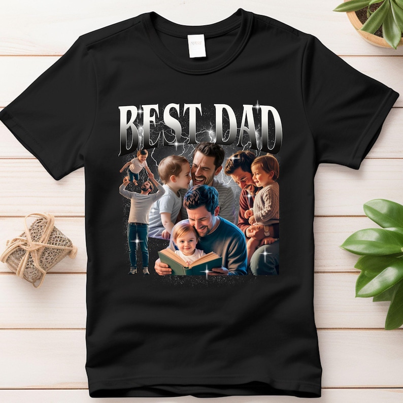 Pu&ograve; includere: T-shirt nero con la scritta "BEST DAD" in un font sfumato argento. La maglietta presenta un collage di immagini che raffigurano un padre con i suoi figli. Le immagini mostrano un padre che legge a un bambino e gioca con i suoi figli.