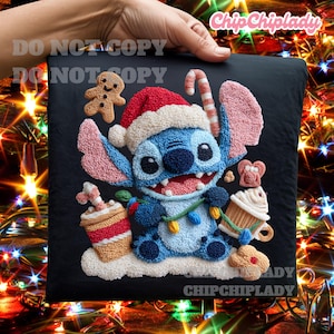 Puede incluir: Una pieza decorativa cuadrada y negra con un personaje de dibujos animados azul con un gorro de Papá Noel, rodeado de dulces navideños. El personaje sostiene una guirnalda de luces. El texto "DO NOT COPY" es visible.