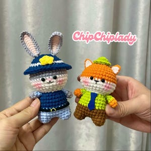 Pode incluir: Um conjunto de três canecas de cerâmica com acabamento fosco e salpicado. As canecas são em tons de azul, verde e branco. Cada caneca tem um formato arredondado e um design simples e moderno. Adequadas para café, chá ou outras bebidas.