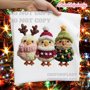 Könnte beinhalten: Ein weißes Tuch mit drei gehäkelten Küken in festlichen Outfits. Eines trägt ein Rentiergeweih und einen rosa Schal, ein anderes eine Weihnachtsmütze und einen Pullover, und das dritte ein Weihnachtsbaumkostüm. Der Text "DO NOT COPY" und "ChipChipLady" sind ebenfalls sichtbar.