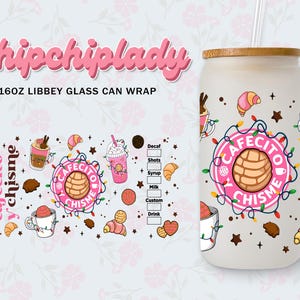 Puede incluir: Un envoltorio de lata de vidrio blanco de 473 ml con un diseño rosa y blanco que presenta el texto "Cafecito y Chisme" y una ilustración de dibujos animados de un pastel. El diseño también incluye una cadena de luces y estrellas.