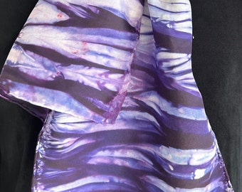 Bufanda de seda Shibori: Teñida a mano en morado y blanco, una elegante pieza de arte para lucir.