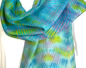 Bufanda de seda teñida a mano con la técnica Shibori: Arte para vestir en turquesa, rosa y amarillo.