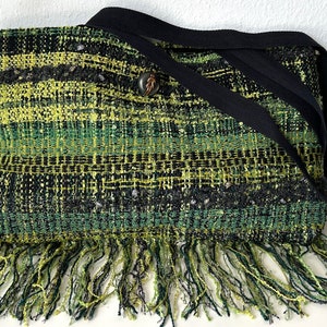 Bolso bandolera/de hombro, tejido a mano; "Sassy Sue"; verdes/chartreuse/plata; correas tejidas; forro con bolsillos; botón vintage; para mujer