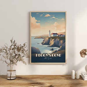 K&ouml;nnte beinhalten: Ein Vintage-Reiseposter mit einem Leuchtturm auf einer felsigen Klippe mit Blick auf ein blaues Meer. Das Poster tr&auml;gt den Titel "Peggy's Cove, Nova Scotia".