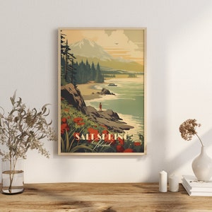 Könnte beinhalten: Ein Vintage-Reiseposter mit einer malerischen Aussicht auf Salt Spring Island. Das Poster zeigt eine Bergkette, ein Gewässer, einen Strand und eine Person, die auf einem felsigen Vorsprung steht. Der Text "Salt Spring Island" ist am unteren Rand des Posters gedruckt.