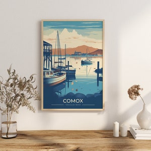 Peut inclure: Une affiche de voyage de style vintage aux couleurs bleu, vert et orange représentant une scène de port avec des bateaux amarrés à un quai. Le texte "COMOX - Vancouver Island" est en bas de l'affiche.