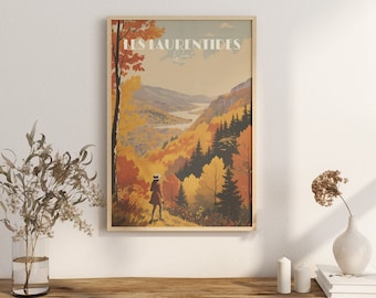 Op de afbeelding: Een vintage reisposter met de tekst "LES LAURENTIDES 1932" in een retro lettertype. De poster toont een schilderachtig landschap met een rivier die door een bos slingert met herfstbladeren in tinten rood, oranje, geel en groen. Een eenzame figuur staat op de voorgrond en kijkt uit over het uitzicht.