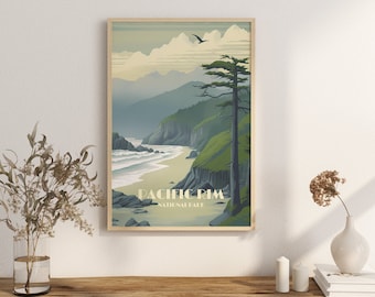 Puede incluir: Un póster de estilo vintage con una vista panorámica de una playa y un bosque con una cordillera de montañas en el fondo. El póster está enmarcado en madera y tiene el texto "Pacific Rim National Park" en la parte inferior.