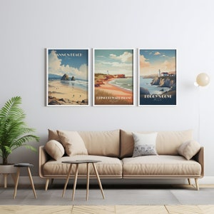 K&ouml;nnte beinhalten: Drei gerahmte Reiseposter mit malerischen Strandansichten. Die Poster sind betitelt mit "Annon Beach", "Prince Edward Island" und "Peggy's Cove".