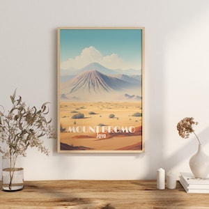 Peut inclure: Une affiche de voyage vintage avec un paysage de montagne. L'affiche représente une grande montagne avec un ciel bleu et des nuages blancs en arrière-plan. Le texte sur l'affiche indique "Mount Bromo, Java".