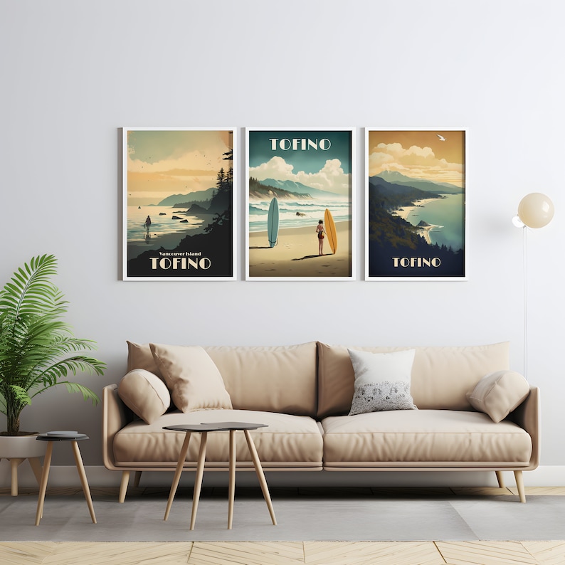 K&ouml;nnte beinhalten: Drei gerahmte Drucke einer Strandszene mit dem Wort "TOFINO" auf jedem. Die Drucke h&auml;ngen an einer wei&szlig;en Wand &uuml;ber einem hellbraunen Sofa.