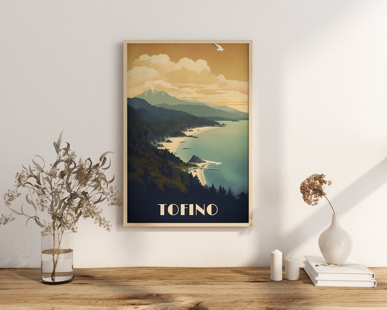 K&ouml;nnte beinhalten: Ein Vintage-Reiseposter mit einer malerischen Aussicht auf eine K&uuml;ste mit Bergen im Hintergrund. Das Poster ist in Blaut&ouml;nen, Gr&uuml;n- und Gelbt&ouml;nen gehalten, mit dem Wort "TOFINO" in fetten, wei&szlig;en Buchstaben unten gedruckt.