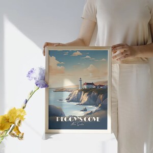 K&ouml;nnte beinhalten: Ein Vintage-Reiseposter mit einem Leuchtturm an einer felsigen K&uuml;ste mit dem Text "Peggy's Cove, Nova Scotia". Das Poster hat ein blaues, gr&uuml;nes und braunes Farbschema.