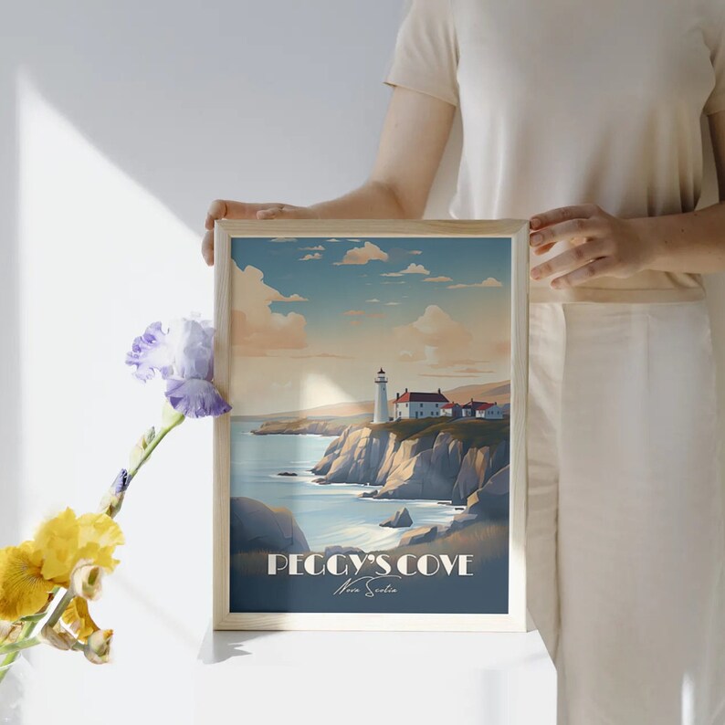 K&ouml;nnte beinhalten: Ein Vintage-Reiseposter mit einem Leuchtturm an einer felsigen K&uuml;ste mit dem Text "Peggy's Cove, Nova Scotia". Das Poster hat ein blaues, gr&uuml;nes und braunes Farbschema.