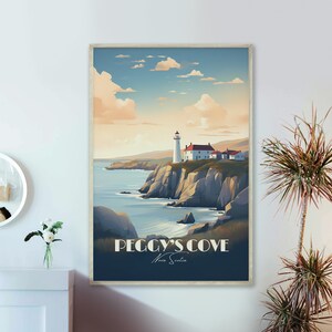 K&ouml;nnte beinhalten: Ein Vintage-Reiseposter mit einem Leuchtturm auf einer felsigen Klippe mit Blick auf ein blaues Meer. Das Poster tr&auml;gt den Titel "Peggy's Cove, Nova Scotia".