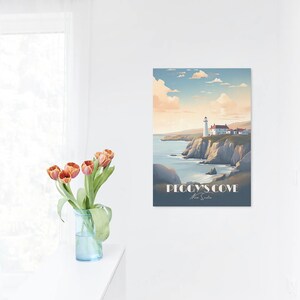 K&ouml;nnte beinhalten: Ein Vintage-Reiseposter mit einem Leuchtturm auf einer felsigen Klippe mit Blick auf das Meer. Das Poster tr&auml;gt den Titel "Peggy's Cove, Nova Scotia" und hat ein blaues, gr&uuml;nes und wei&szlig;es Farbschema.