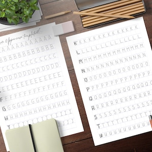 Könnte beinhalten: Zwei druckbare Arbeitsblätter zum Üben der Großbuchstabenbildung. Das erste Blatt zeigt die Buchstaben A bis J, das zweite Blatt die Buchstaben K bis U. Jeder Buchstabe ist mehrmals auf einem Raster gedruckt, wodurch Platz für wiederholtes Üben geschaffen wird.