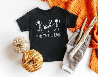 Maglietta di Halloween per bambini "Bad to the Bone" / Maglietta per bambini con scheletro / Maglietta divertente di Halloween per bambini / Vestito per bambini piccoli per la stagione spettrale