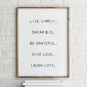 Poster: live simply. dream big. be grateful. give love. laugh lots., schwarz-weiß, Wandbild minimalistisch, mit Typografie, Affirmation