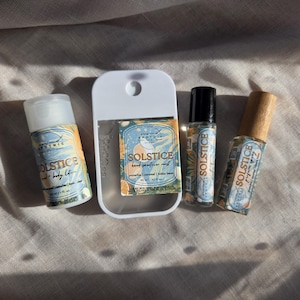 Puede incluir: Una colección de productos de farmacia, que incluyen una loción corporal, un desinfectante de manos y dos roll-ons de perfume. Los productos presentan un diseño de etiqueta azul, naranja y blanco con la palabra "SOLSTICE". El desinfectante de manos está en una funda de plástico transparente.