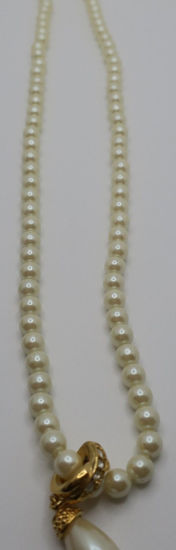 Avon Vintage Faux Pearl Necklace with Gold Tone Dr