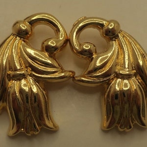 Avon 1990s Vintage Spring Tulip Pierced Earrings Gold tone.