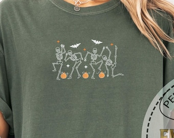 Camisa bordada de baile de esqueleto, camiseta de colores cómodos, regalo de fiesta de Halloween, camiseta gráfica de calabazas y murciélagos, diseño divertido y espeluznante de temporada.