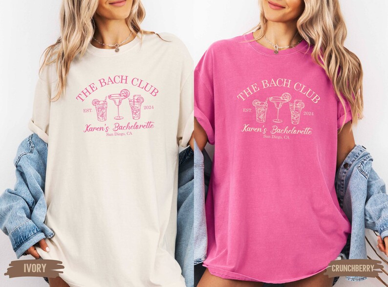 Puede incluir: Dos camisetas con un dise&ntilde;o gr&aacute;fico rosa que dice "The Bach Club" con una fecha y el texto "Karen's Bachelorette" en una camiseta blanca y rosa. Las camisetas se muestran en modelos que llevan chaquetas vaqueras.