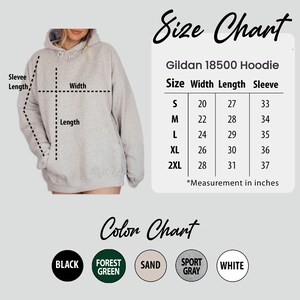 Puede incluir: Una sudadera con capucha Gildan 18500 gris claro con una tabla de tallas que muestra las medidas en pulgadas. La carta de colores muestra negro, verde bosque, arena, gris deportivo y blanco. La sudadera con capucha se muestra con medidas de ancho, largo y largo de manga.