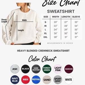 Puede incluir: Una sudadera blanca con una tabla de tallas y una tabla de colores. La tabla de tallas muestra medidas en pulgadas para el ancho, largo y largo de la manga. La tabla de colores muestra varios colores, incluyendo ceniza, negro, gris oscuro, verde bosque, rosa claro, granate, azul marino, rojo, royal, arena, gris deportivo y blanco.