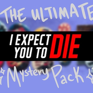 Può includere: Immagine con il testo "THE ULTIMATE I EXPECT YOU TO DIE Mystery Pack" su uno sfondo viola chiaro. La parola "DIE" è in rosso, il resto del testo è bianco. Lo sfondo è sfocato con forme colorate.