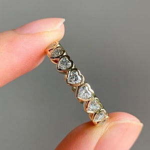 Unik, elegant stapelbar vigselring med 3 hjärtslipade moissaniter i full evighet. Gåva till henne: En enkel bezel-uppsättning. Jubileumsring, presenter.